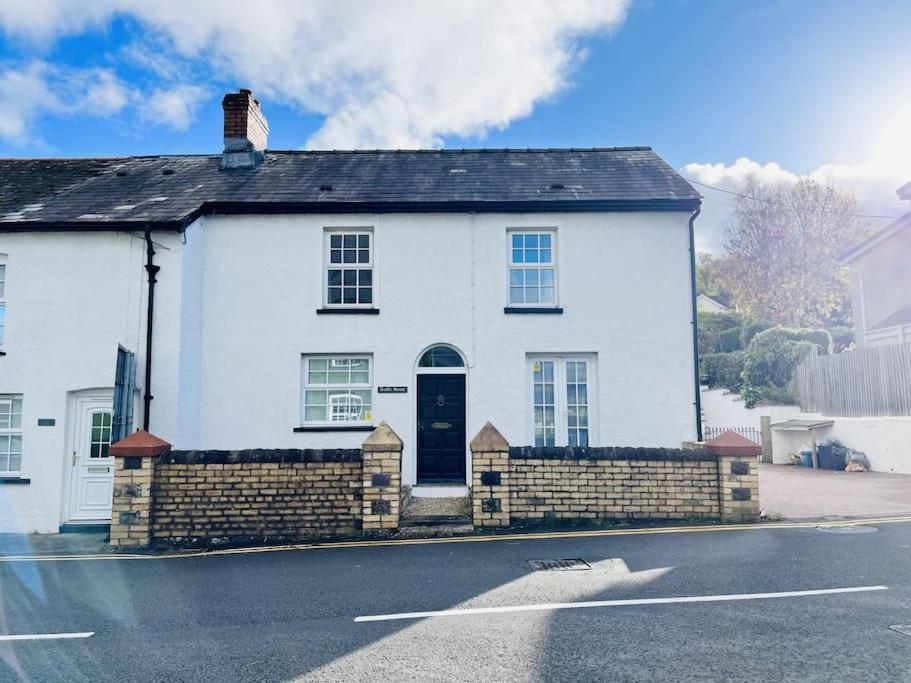 Lovely Cottage With Mountain Views Gilwern Exterior photo